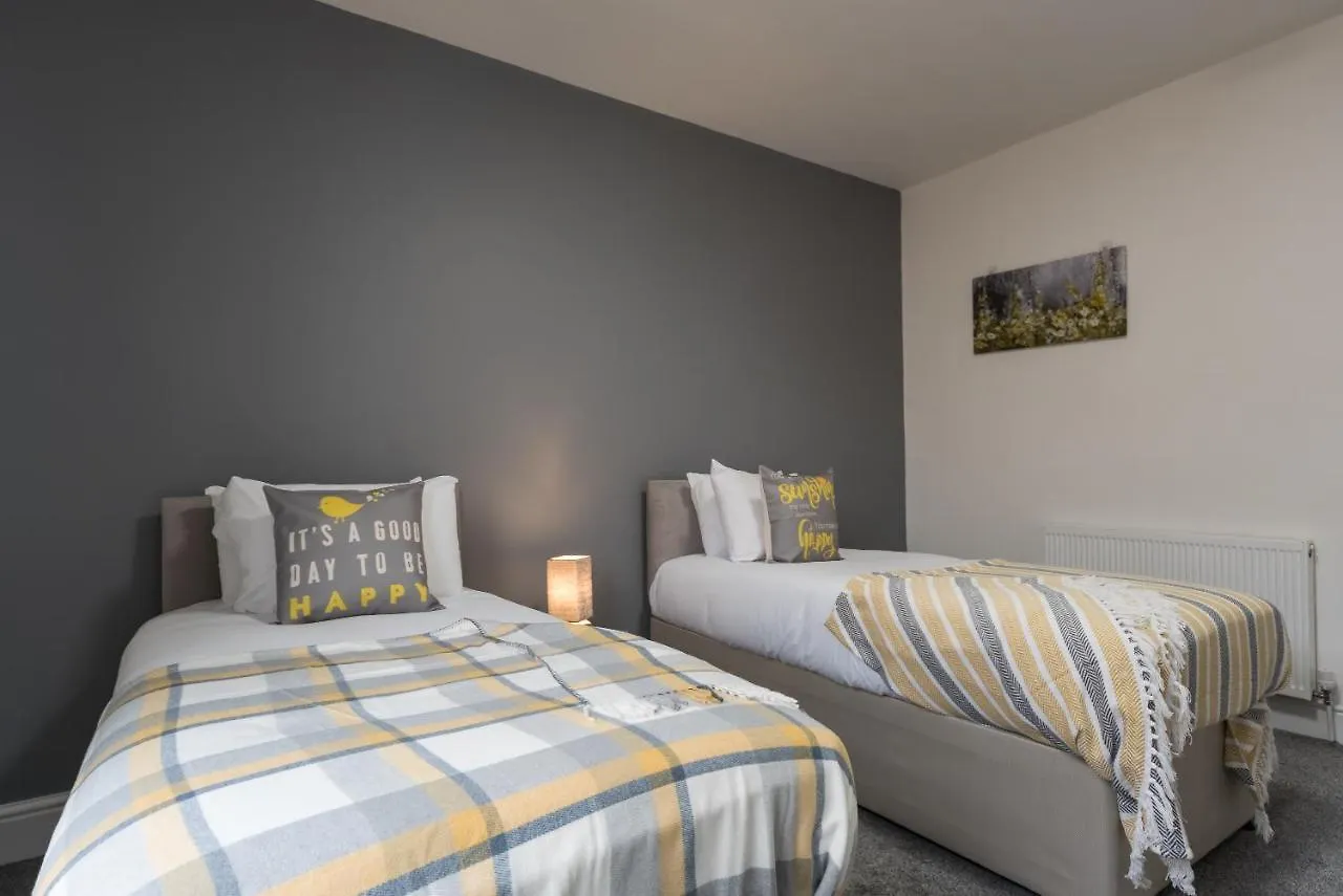 Mercy Way 4 Bedroom-6 Beds-Central Hull-Sleeps 8 Kingston upon Hull 0*,