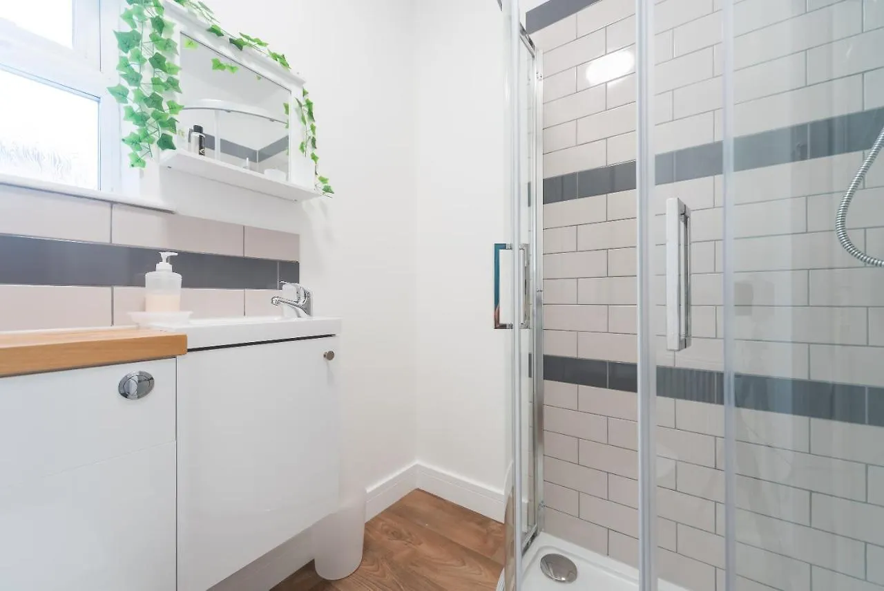 Mercy Way 4 Bedroom-6 Beds-Central Hull-Sleeps 8 Kingston upon Hull