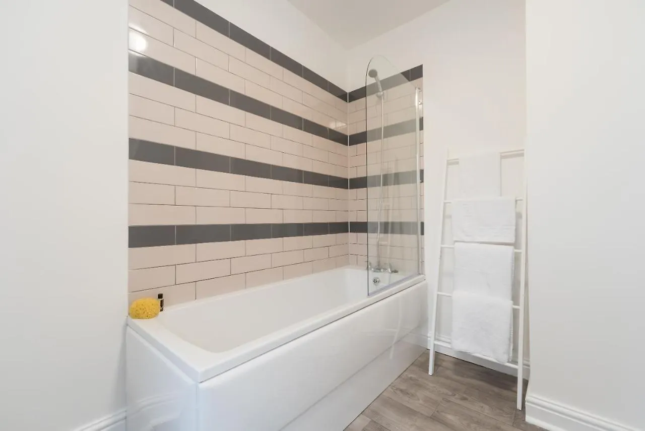 Mercy Way 4 Bedroom-6 Beds-Central Hull-Sleeps 8 Kingston upon Hull 0*,