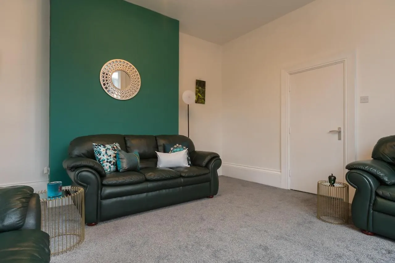 Mercy Way 4 Bedroom-6 Beds-Central Hull-Sleeps 8 Kingston upon Hull 0*,